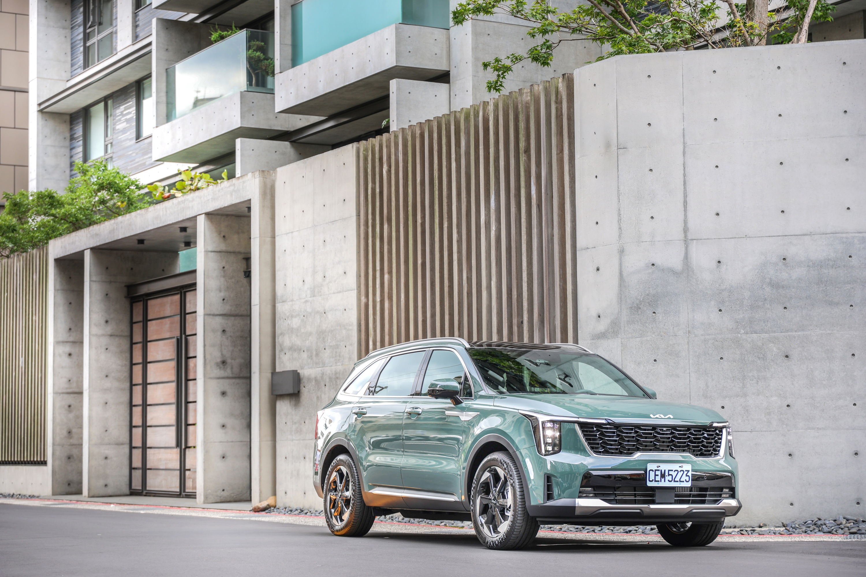 4. The new Sorento搭載1.6L Turbo-Hybrid渦輪油電動力系統，提供6人或7人座配置，入主享首年低月付8,888元購車方案。